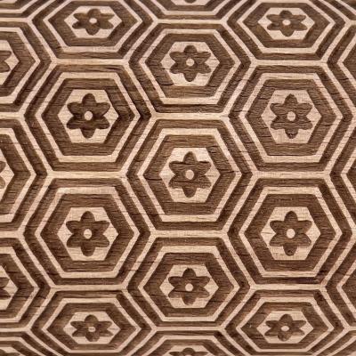 Corr� amb patr� gravat Hexa fusta 39 cm