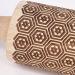 Corr� amb patr� gravat Hexa fusta 39 cm