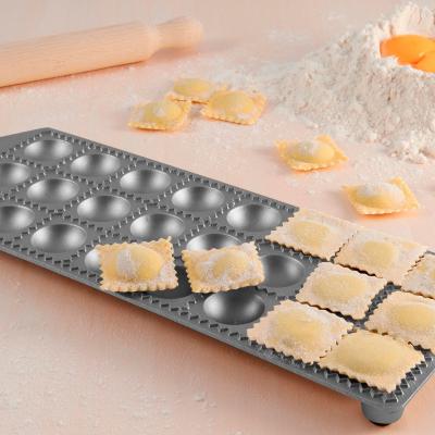 Placa 24 raviolis redondos 4x4 cm con rodillo