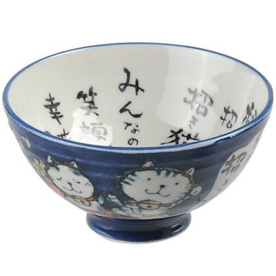 Bol gatos japoneses de la suerte y letras