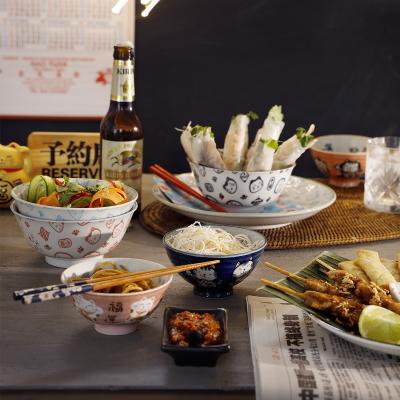 Bol gatos japoneses de la suerte y letras