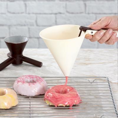 Embudo dispensador con base chocolate