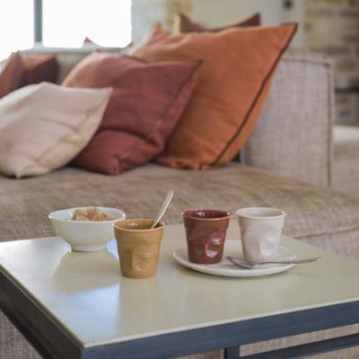 Taza espresso arrugada Revol 80 ml tierra quemada