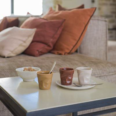 Taza espresso arrugada Revol 80 ml tierra quemada