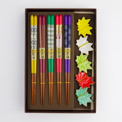 Set 5 pares palillos con 5 soportes hoja Arce